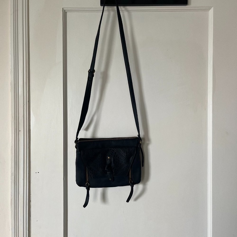 🌟 T-Shirt & Jeans Vegan Black Crossbody with Stylish Details 🌟